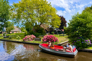 From Amsterdam: Giethoorn Day Trip with Self-Drive Boat Tour