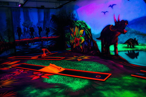 Zurich: Black Light Galaxy Minigolf Monday to Thursday Evening Time Slots