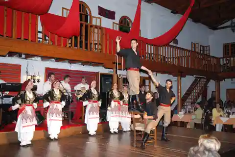 Chania: Cretan Folklore Night with Buffet and transfer