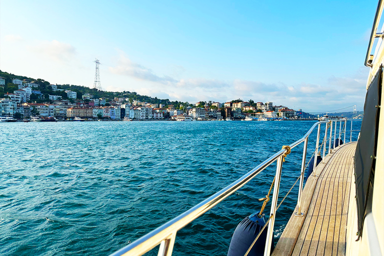 Estambul: Crucero en yate por el Bósforo y el Cuerno de Oro al atardecer