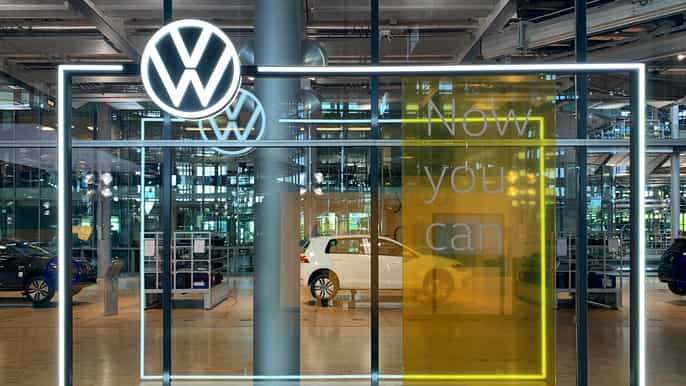 dresden guided tour of the volkswagen transparent factory