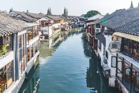 Shanghai: Zhujiajiao Water Town and City Private Day Tour