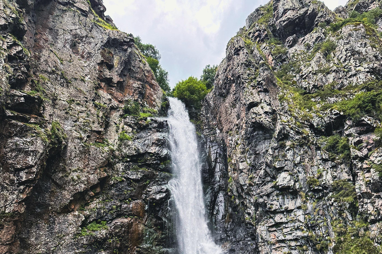 Kazbegi: Gveleti Waterfalls Private Tour with 4x4
