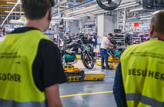 Berlin: BMW Motorradproduktion – Sieh dir an, wie Motorräder gebaut werden
