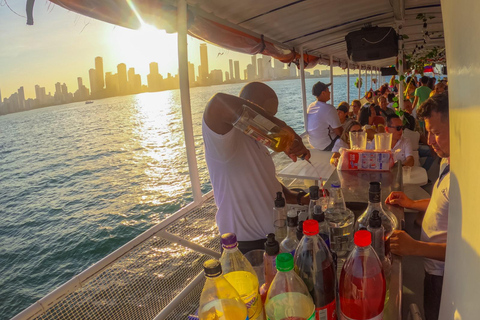 Baie de Carthagène : promenade en bateau au coucher du soleil avec danse et open bar