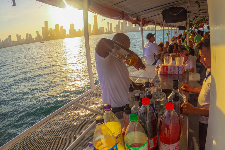 Baía de Cartagena: Passeio de barco ao pôr do sol com dança e bar aberto