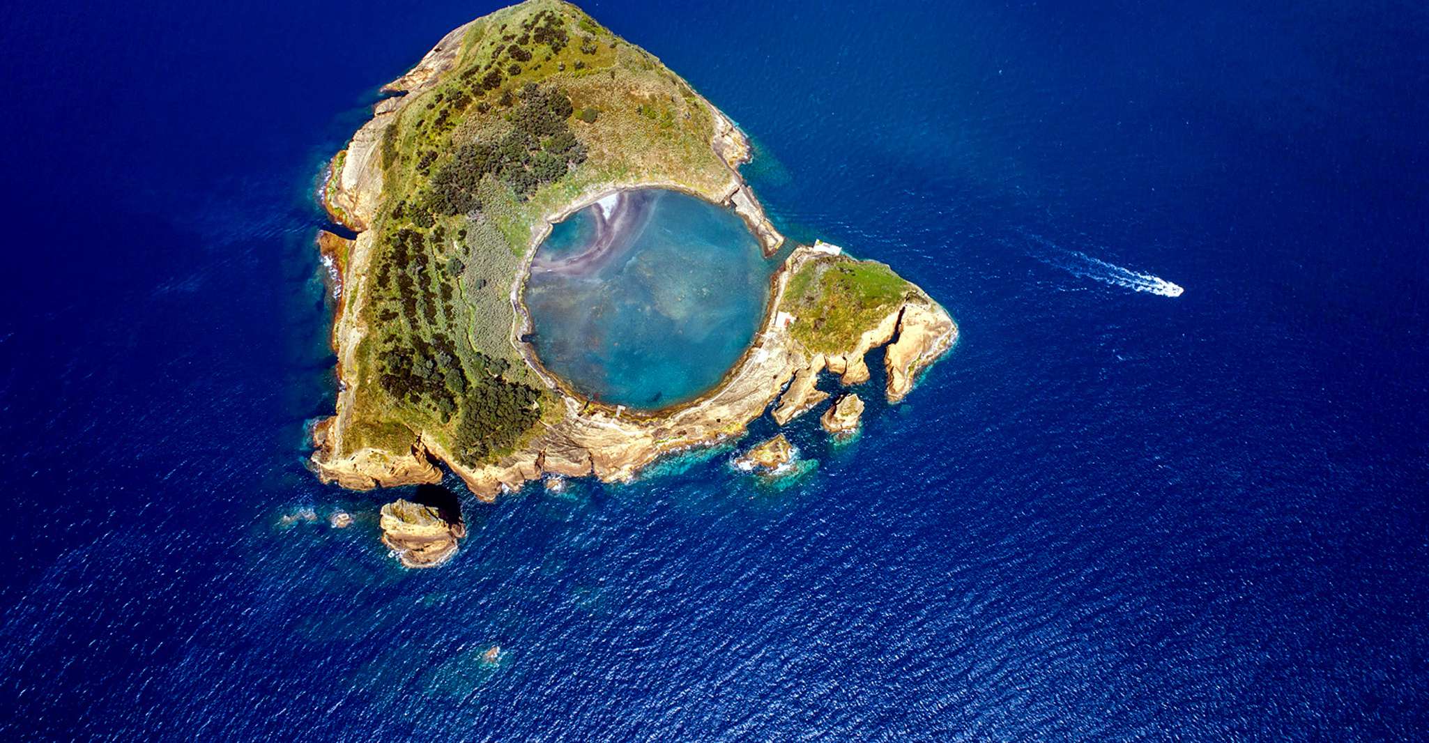 Passeio de Barco em Vila Franca do Campo Islet nos Açores - Hizvo