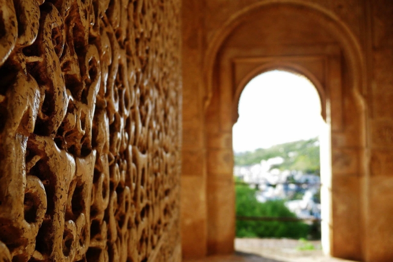 Granada: Visita guiada rápida a la Alhambra y los Palacios NazaríesTour en grupo reducido en inglés