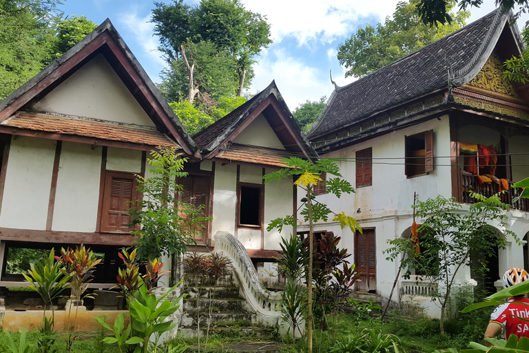 Desde Luang Prabang: recorrido en bicicleta por Pottery Village y Wat Chomphet