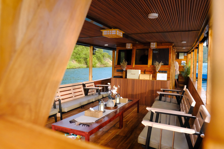 Labuan Bajo: Komodo Islands Tour with Luxury Open Deck Boat