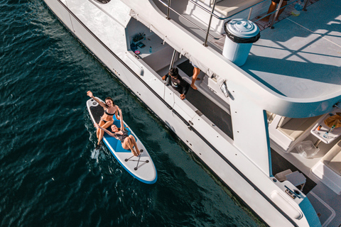Phuket: James Bond i zatoka Phang Nga luksusowym jachtem o zachodzie słońcaSpotkanie przy molo (opłata za wstęp do parku narodowego wliczona w cenę)