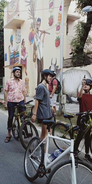 South Delhi: Private Bike Tour with Masala Dosa