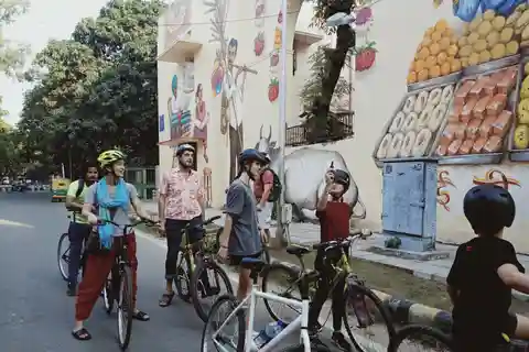 South Delhi: 3.5-Hour Private Bike Tour with Masala Dosa