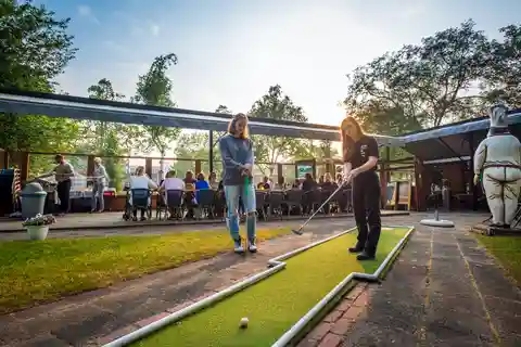 Jeu de mini-golf à 18 trous