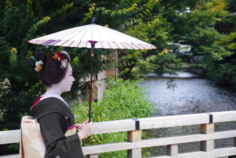 Gion at Night: Secrets and Legends of the Geishas