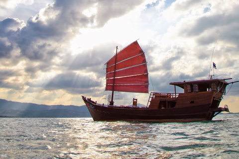 Koh Samui: Całodniowy rejs na wyspę Koh Phangan z zachodem słońcaKoh Samui: całodniowy rejs na wyspę Koh Phangan z zachodem słońca