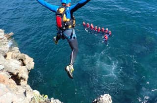 Lissabon: Coasteering & Schnellboot Arrábida, Setúbal, Sesimbra