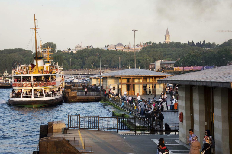 Istanbul: tour gastronomico turco a Kadikoy attraverso il BosforoTour privato in inglese