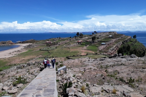 Desde Puno: Excursión de 2 días a los Uros, Amantaní y las Islas Taquile