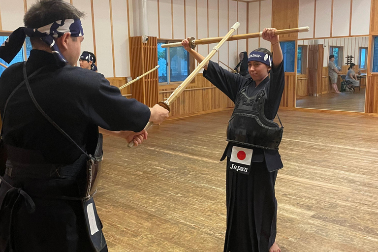 Tokyo: Japanese Kendo Experience with High-Ranked Instructor Let's experience kendo, a traditional Japanese martial art!