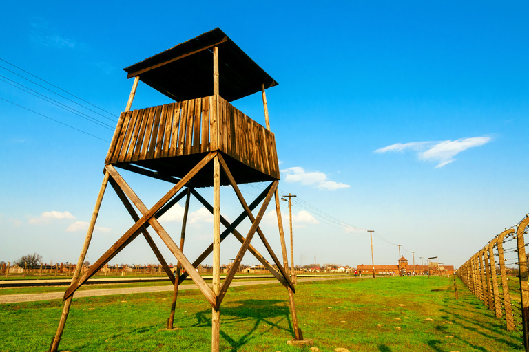 Krakow: Auschwitz Guided Tour with Optional Lunch and Pickup Tour in Polish with Lunch Box