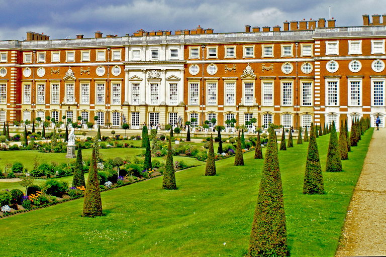 From London: Windsor Castle and Hampton Court Palace Tour in English with Entrance Fees included