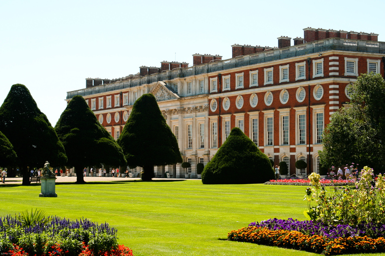 From London: Windsor Castle and Hampton Court Palace Tour in English with Entrance Fees included