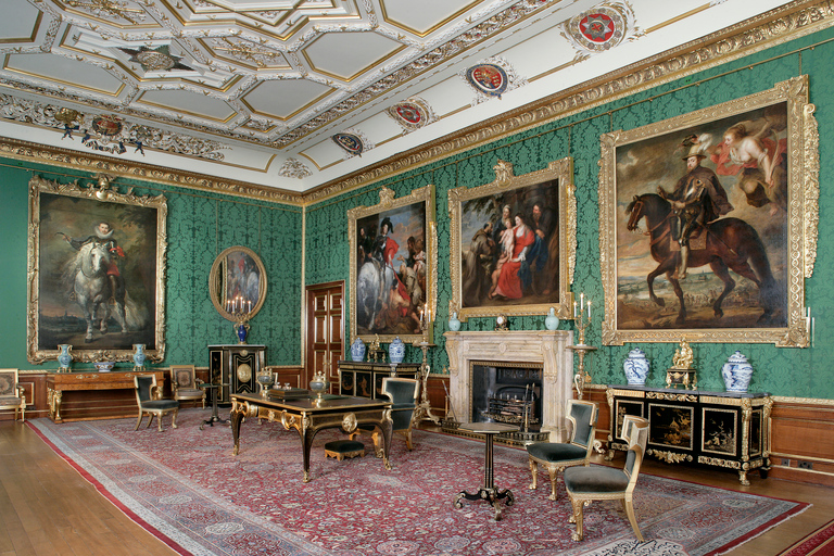 From London: Windsor Castle and Hampton Court Palace Tour in English with Entrance Fees included