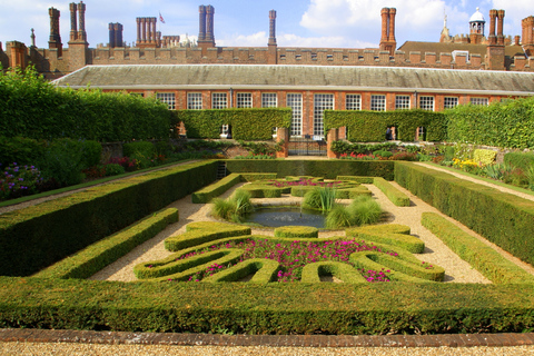 From London: Windsor Castle and Hampton Court Palace Tour in English with Entrance Fees included