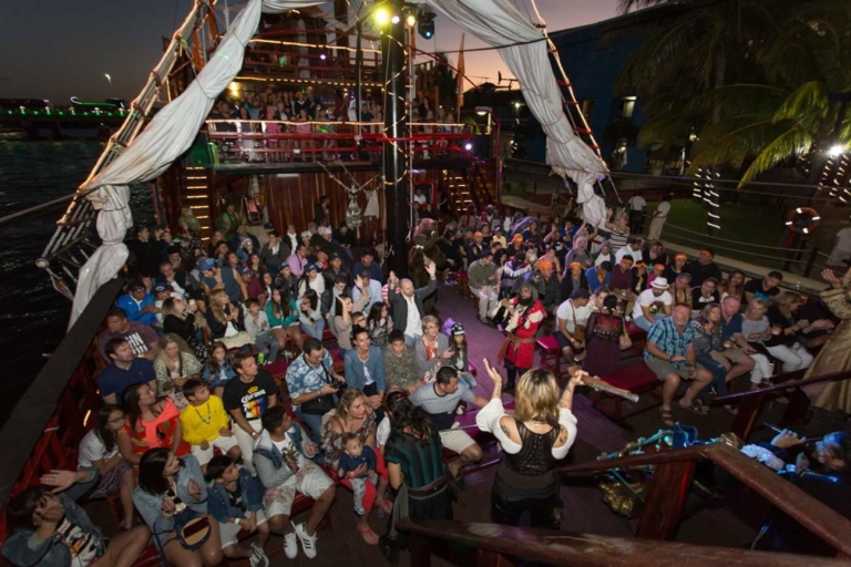 Cancun : Spectacle de pirates Jolly Roger avec dînerMenu de luxe du capitaine Jolly Roger