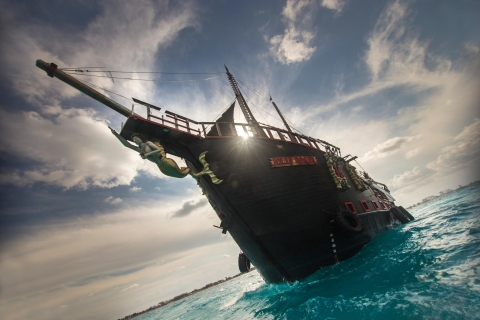 Cancun : Spectacle de pirates Jolly Roger avec dînerMenu de luxe du capitaine Jolly Roger
