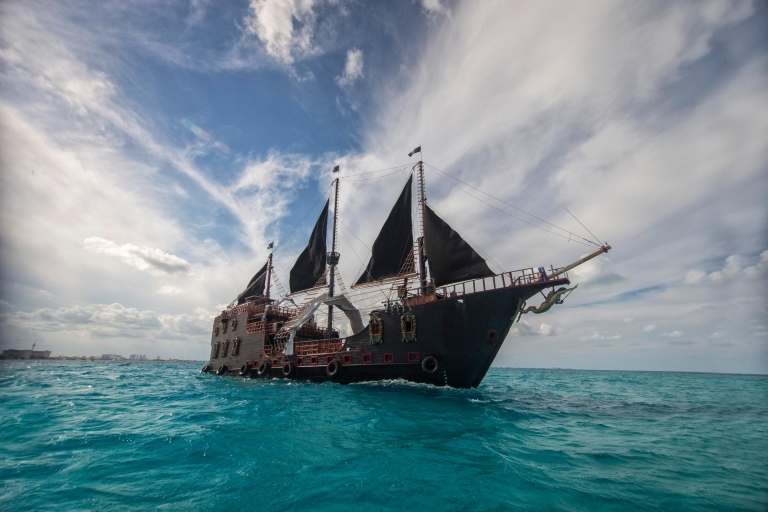 Cancún: Espectáculo Pirata Jolly Roger con CenaMenú Deluxe del Capitán Jolly Roger