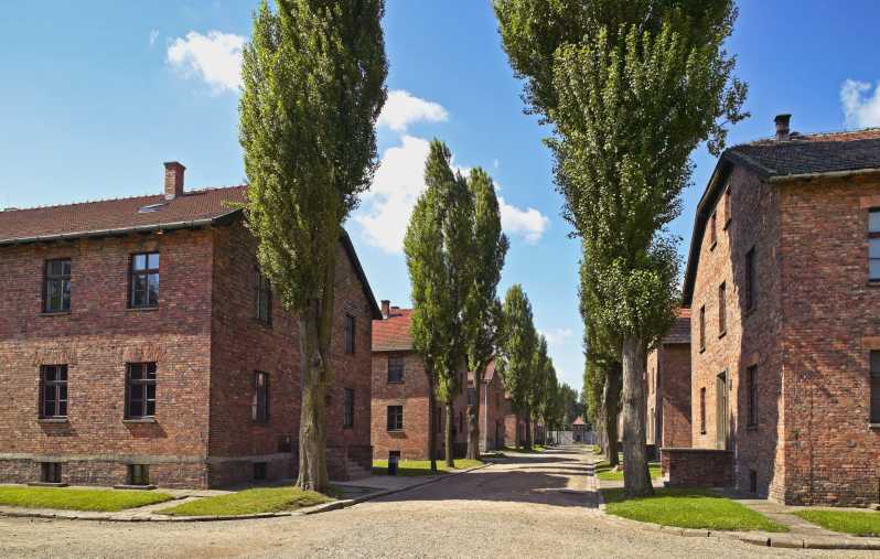 Desde Cracovia: Tour Guiado A Auschwitz-Birkenau Y Recogida | GetYourGuide