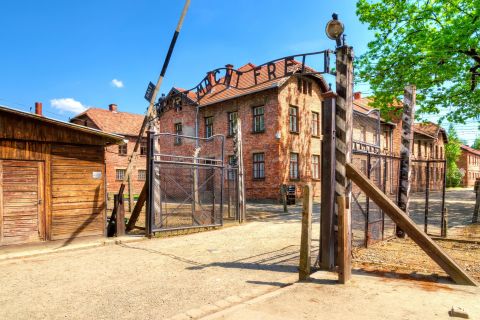 Krakova: Auschwitz, kierros, valinnainen lounas ja nouto