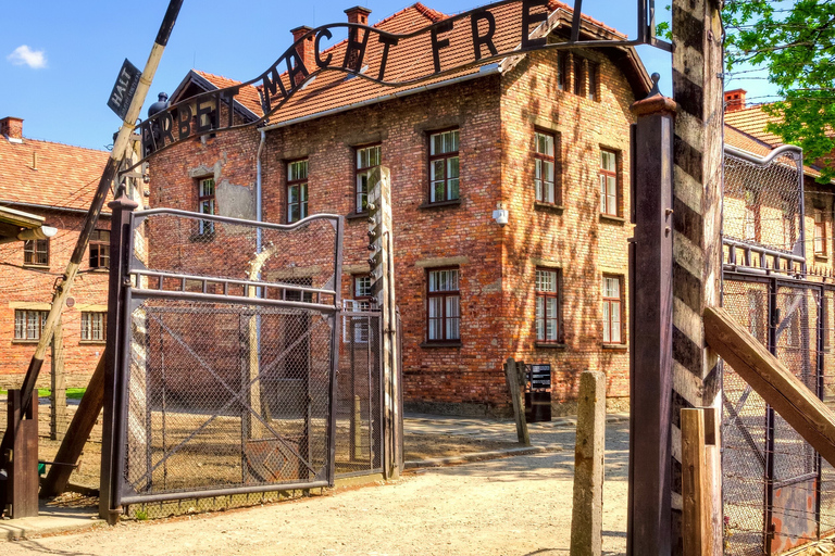 Krakow: Auschwitz Guided Tour with Optional Lunch and Pickup Tour in Polish with Lunch Box