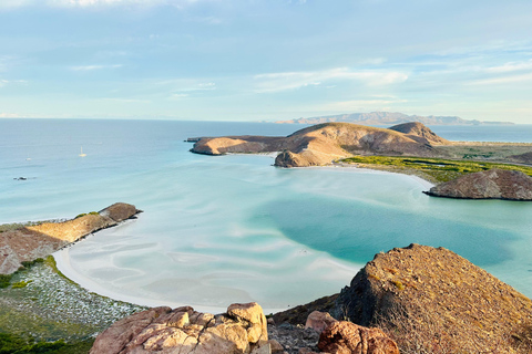 La Paz: Deluxe Yacht Adventure with Paddleboarding