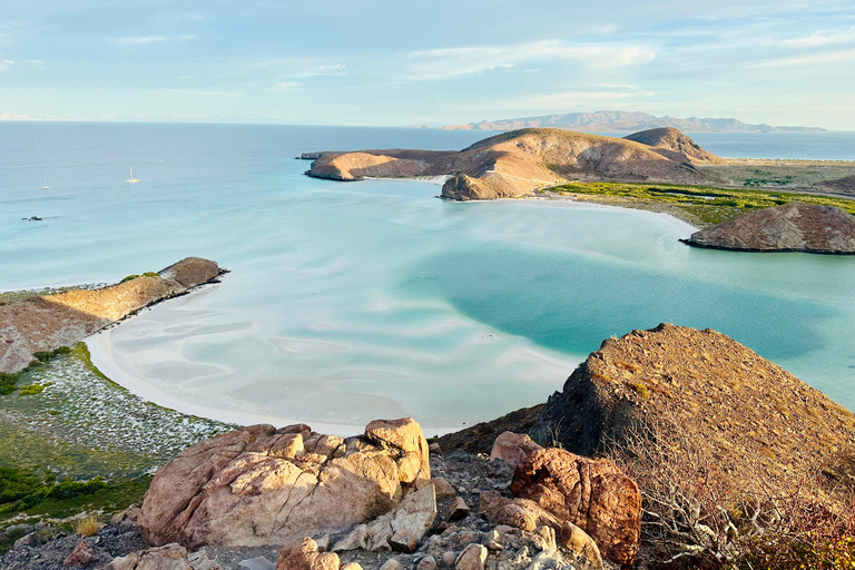 La Paz: Deluxe Yacht Adventure with Paddleboarding