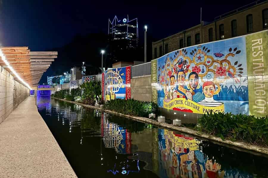 San Antonio: Kunst- und Kultur-Rundgang im Stadtzentrum bei Dämmerung. Foto: GetYourGuide