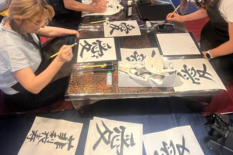 Kanazawa: Walking & Calligraphy Tour with an ex-Pro Athlete