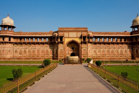 De Delhi: excursion privée d'une journée au lever du soleil au Taj MahalVisite avec voiture, guide et billets d'entrée
