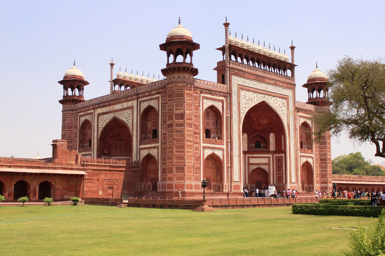 De Delhi: excursion privée d'une journée au lever du soleil au Taj MahalVisite avec voiture, guide et billets d'entrée