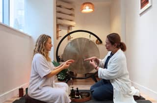 Hongkong: Jetlag-Ritual mit Klangbad, Meridian-Massage und Tee