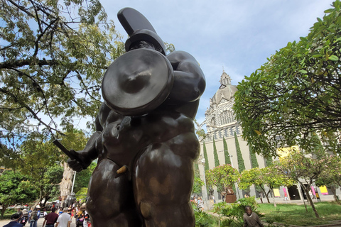 « Medellín dévoilée » Comuna 13, Plaza Botero et téléphérique« Medellín dévoilée » : Comuna 13, Plaza Botero et téléphérique