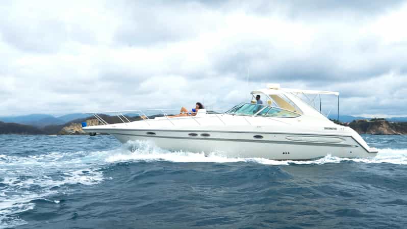 La Crucecita: Private Yacht Cruise in Huatulco with Drinks