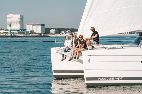 Rostock: croisière en catamaran d'une demi-journée, d'une journée ou au coucher du soleilCroisière au coucher du soleil de 4 heures