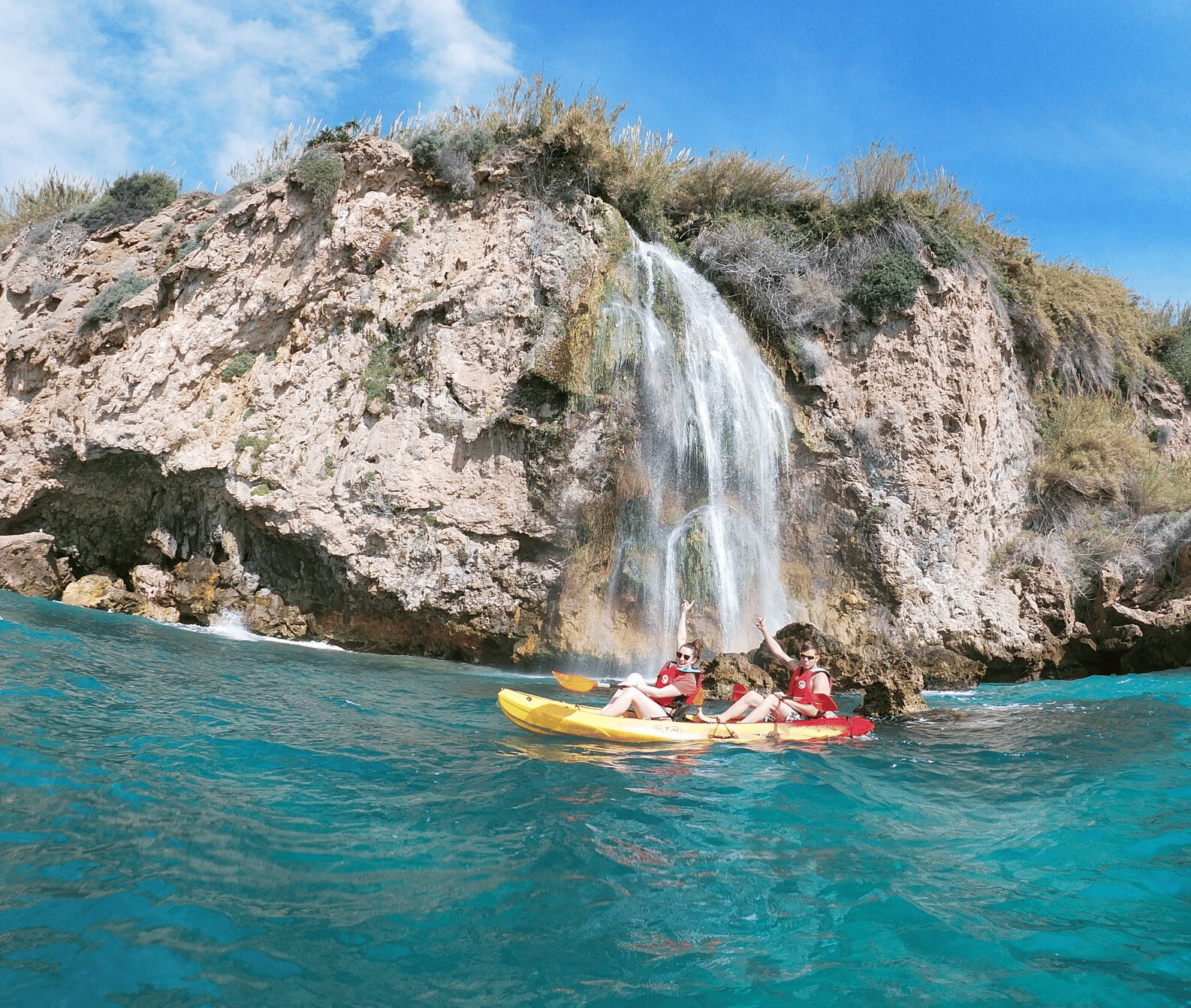 Nerja: Geführte Kajaktour zu den Klippen von Nerja und zum Maro-Wasserfall