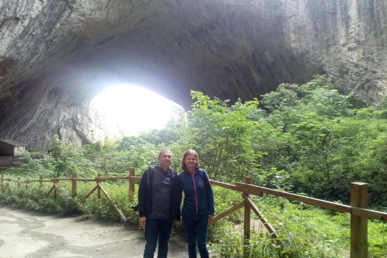 Van Sofia: Full-Day Krushuna Watervallen & Devetashka CavePrivérondleiding