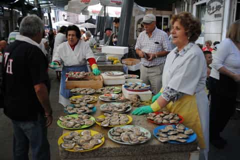 Vigo: Old Quarter Tour with Deluxe Late Breakfast