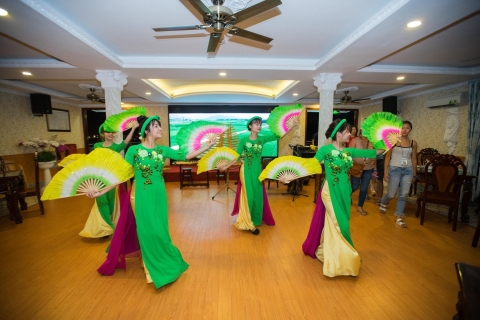 Ho Chi Minh: Saigon Night Tour mit Buffet Dinner CruiseCyclo Night Tour mit Hin- und Rücktransfer