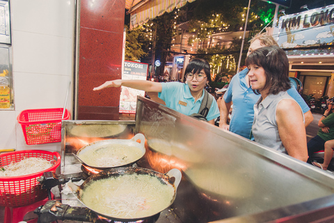 Saigon: Michelin Guide matupplevelse med Ao Dai kvinnliga ryttareGruppresa - upphämtning från hotell och avlämning vid hotell